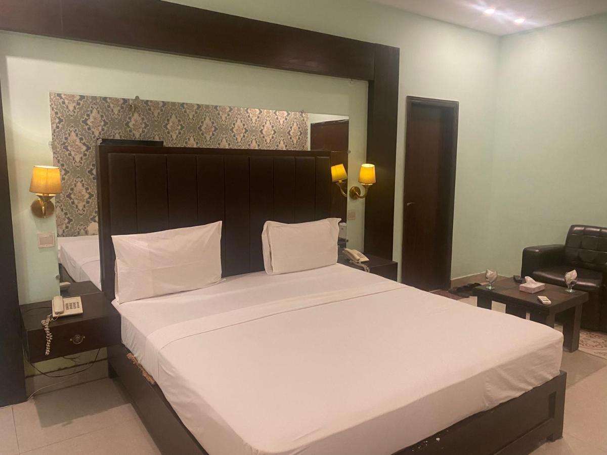 Hotel Royal One Мултан Экстерьер фото