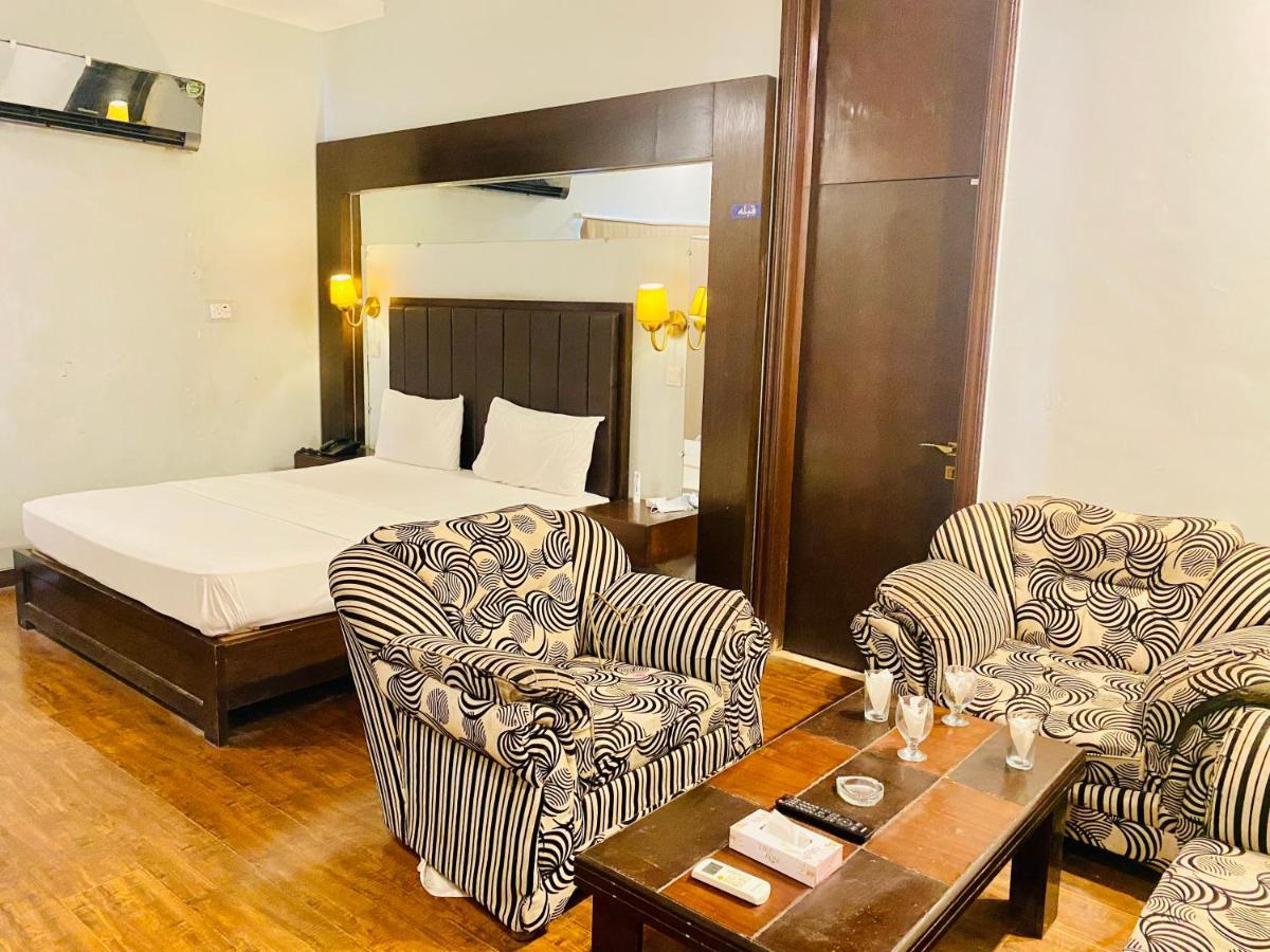 Hotel Royal One Мултан Экстерьер фото
