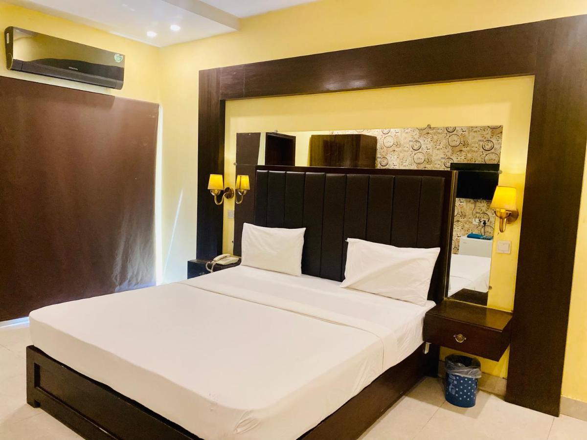 Hotel Royal One Мултан Экстерьер фото